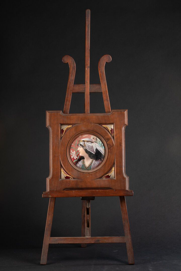 Travail vers 1900 显示东方女性轮廓的奖章，边框上有蜻蜓的图案

彩绘珐琅，木质框架构成画架

D. 奖章9.5厘米。总高度69厘米