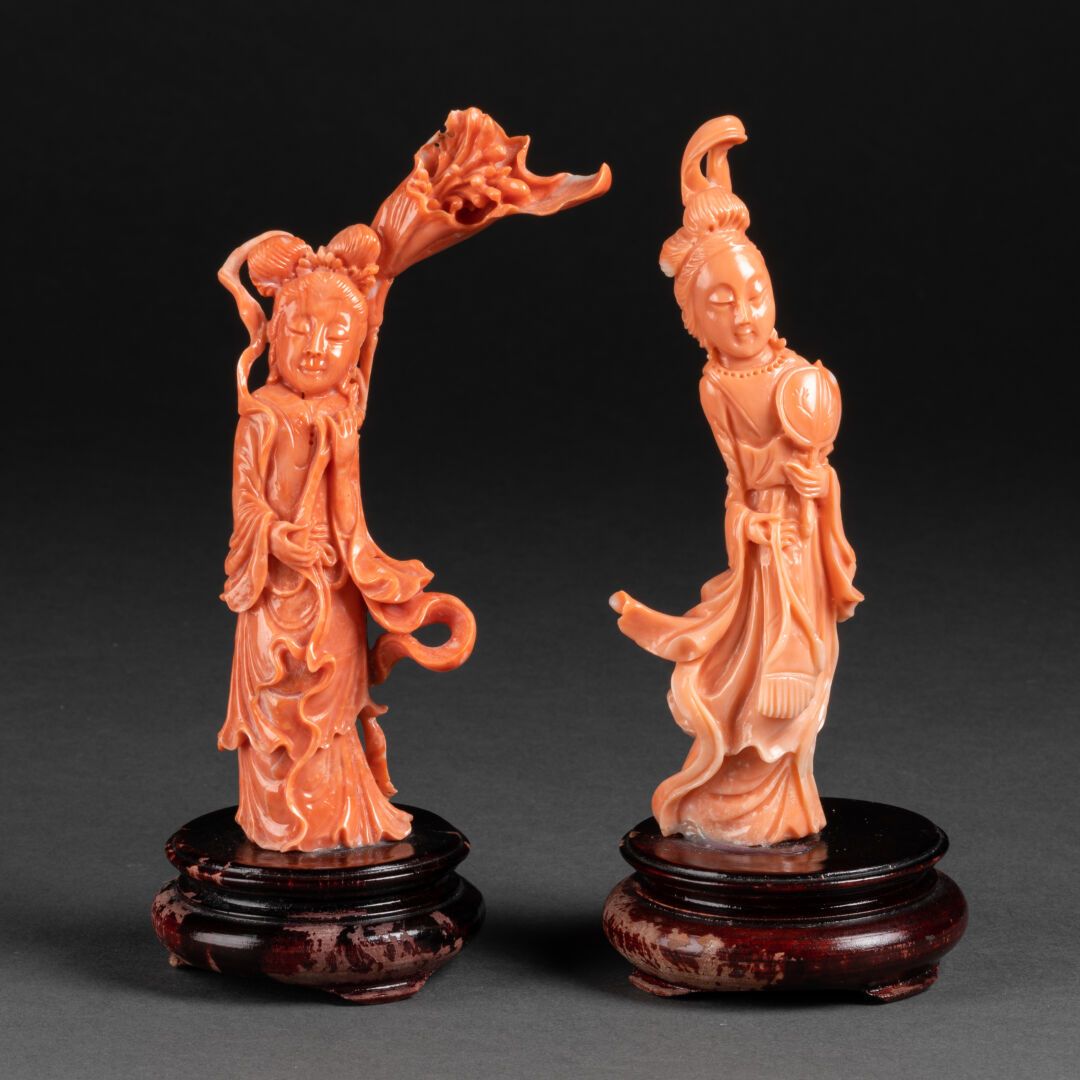 CHINE - Vers 1900 Deux SUJETS figurant des dames de cour 

Corail sculpté, socle&hellip;