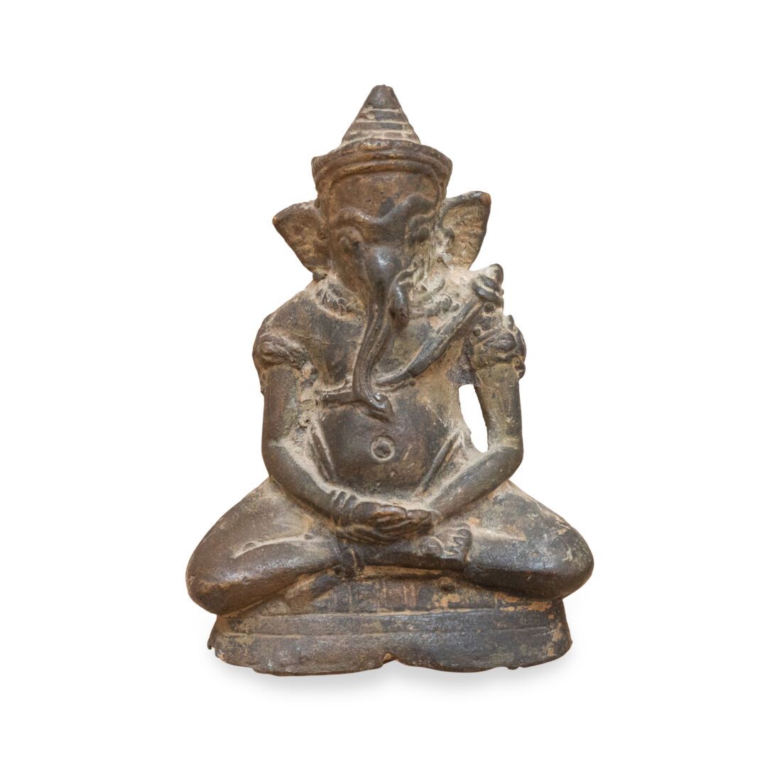 Asie du sud-est GANESHA en position de méditation 

Bronze patiné 

H. 9 cm. L. &hellip;
