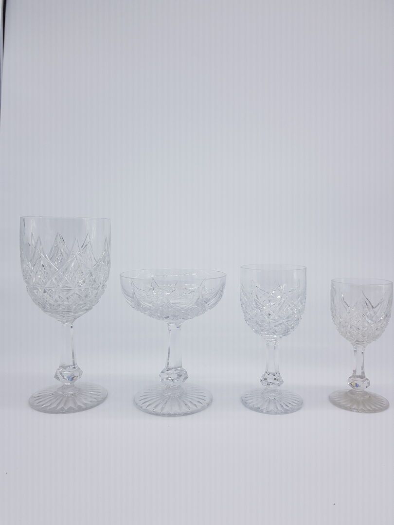 Cristallerie de SAINT-LOUIS 一套玻璃杯，尚蒂伊模型

九个白葡萄酒杯，六个红葡萄酒杯和九个水杯，四个香槟杯

切割水晶