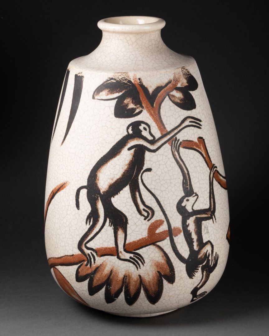 PRIMAVERA FRANCE (1912-1960) 肩部镶边、颈部收边的花瓶

显示两只猴子在树枝间的装饰

有双网裂纹的陶瓷

签名为Primavera&hellip;