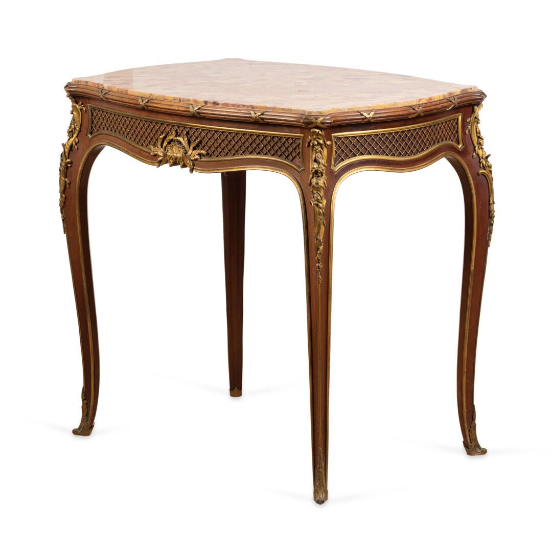 FRANCOIS LINKE (1855-1946) 桃花心木贴面的沙龙桌，带子和底座是弯曲的

铜器上的饰物采用凹凸不平和镀金的方式，立柱上有叶子，腰带上有以&hellip;