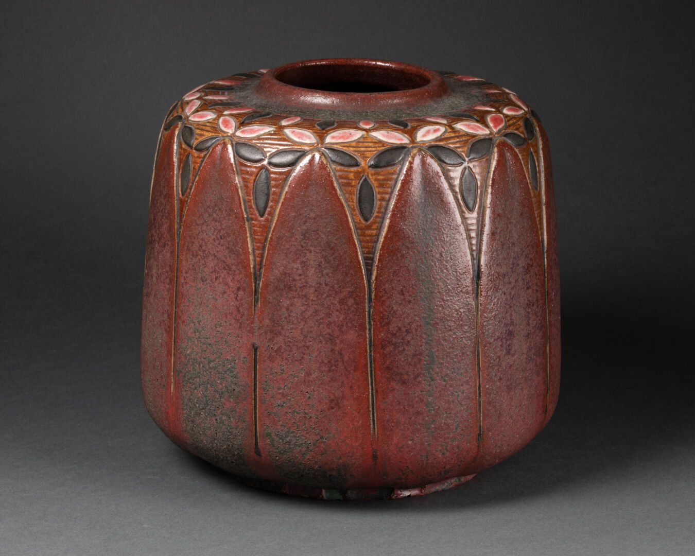 EDMOND LACHENAL (1855-1948) 花瓶，带风格化的花卉装饰

棕色釉面陶瓷

H.20厘米

底部有Lachenal的签名