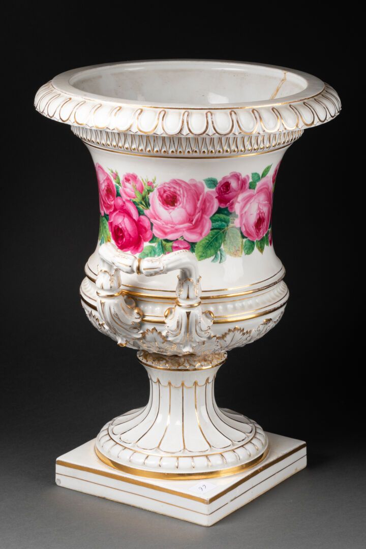 MEISSEN - XXe siècle 美第奇花瓶

花卉装饰和镀金的瓷器

H.36.5厘米。D. 25厘米。

分为两部分成型

下面有交叉的剑的标记，中&hellip;