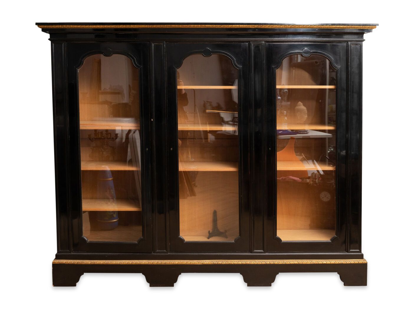 MAISON GOUFFE 美丽的图书室开口，有三扇玻璃门，露出四个书架

模制和发黑的木头，有凹槽和镀金的青铜装饰品，带有小圆点和叶子

拿破仑三世风格，20&hellip;