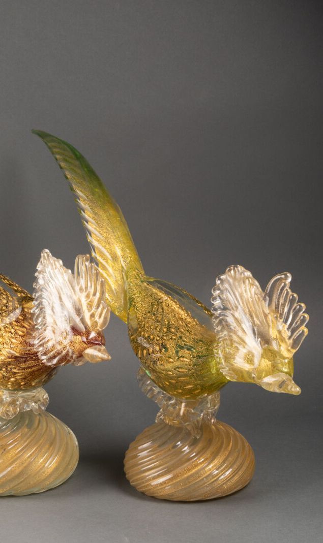 MURANO - XXe siècle 栖息在底座上的VOLATILE

吹制的玻璃，染成黄色，在质量上闪着金光。

H.38.5厘米