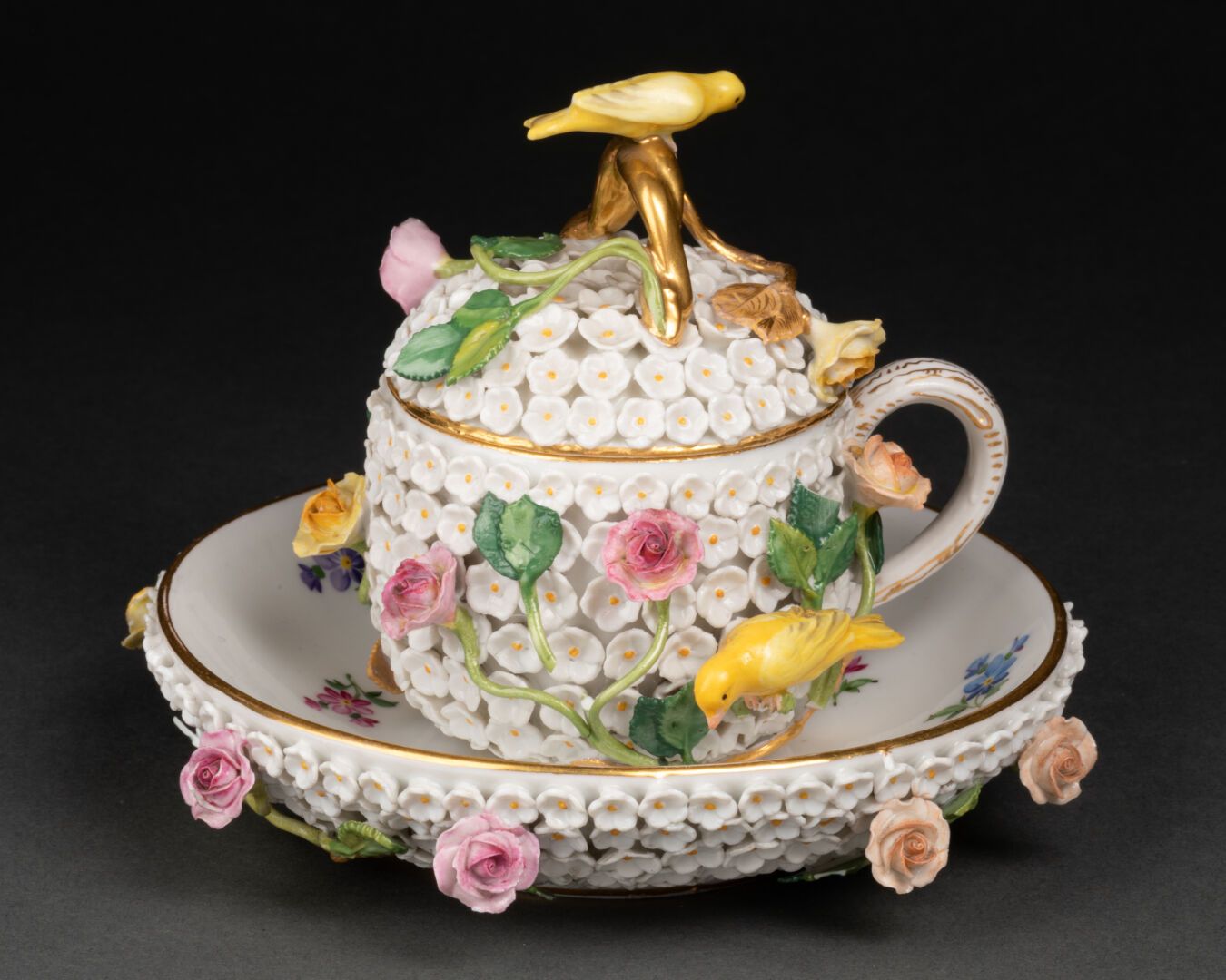 MEISSEN - XIXe siècle 覆盖的GOBELET和它的碟子被称为 "雪球"。

高浮雕的花茎和鸟的装饰，碟子内部有半花的彩绘装饰

多彩瓷器

&hellip;