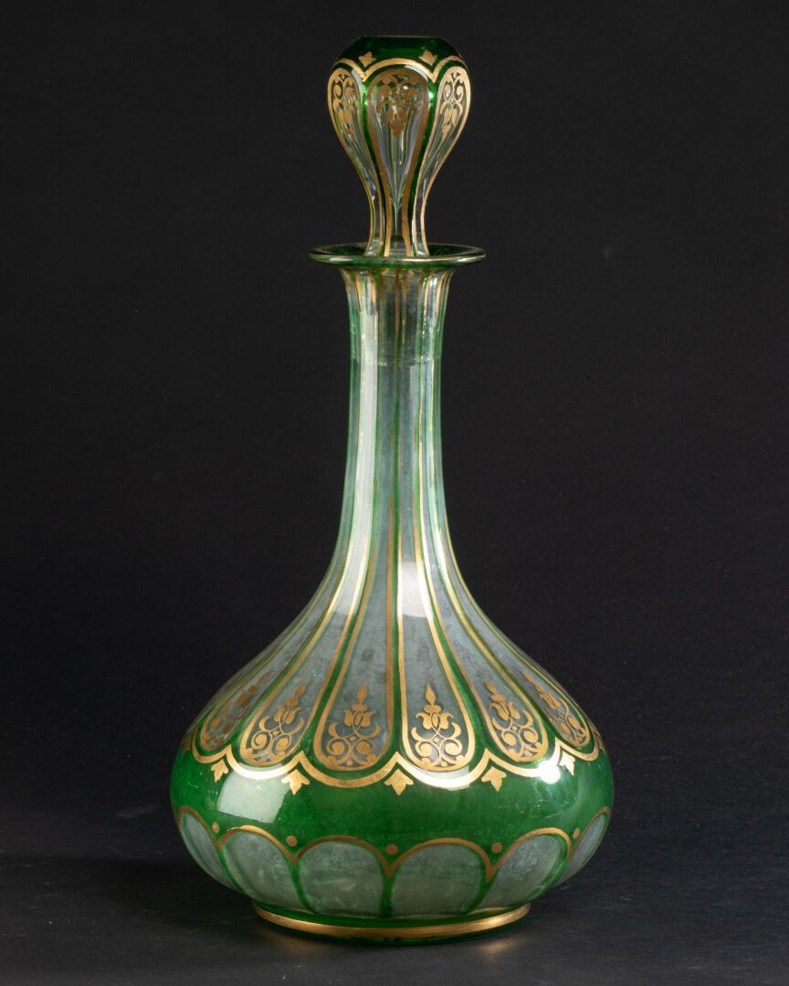 FRANCE - XIXe siècle Piriform CARAF在一个小鞋跟上，盖子是一个顶部的形状。

杏仁绿着色的乳白色吹制玻璃

H.37.5厘米