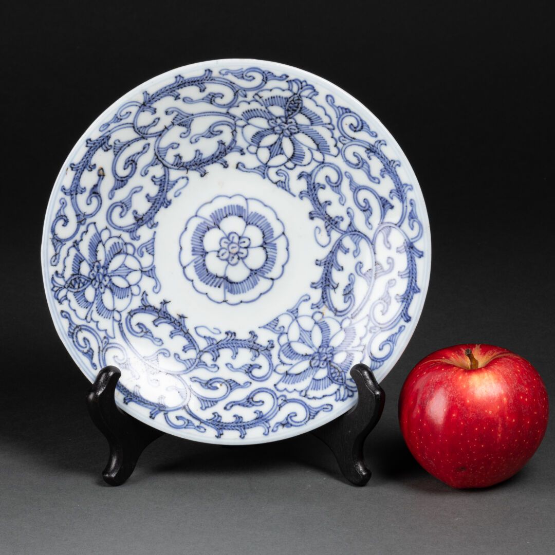 CHINE - XIXe siècle COUPE à décor floral 

Porcelaine et bleu sous couverte

Au &hellip;