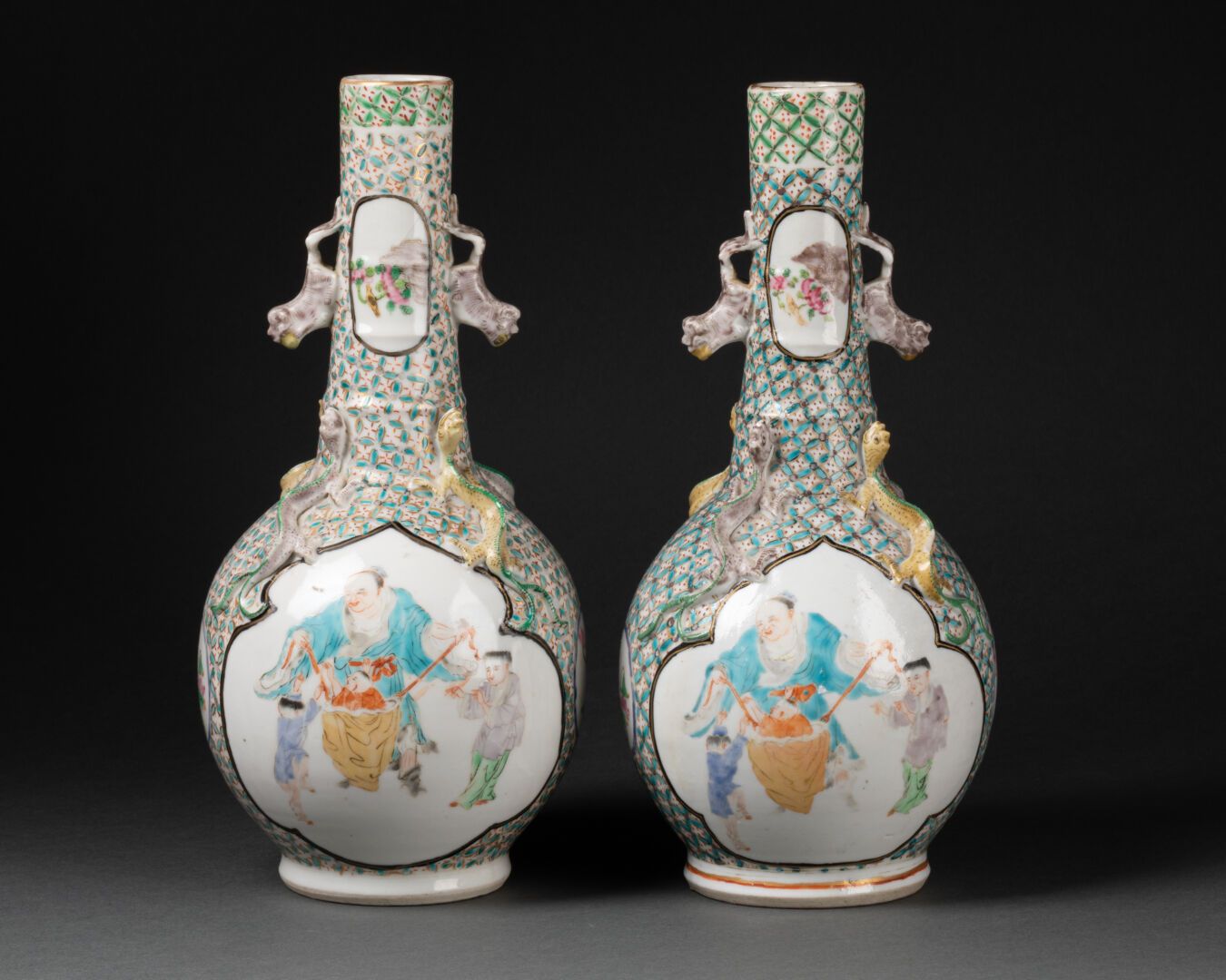 CHINE- Fin XIXe siècle Paire de VASES bouteilles 

Le décor de personnages dans &hellip;
