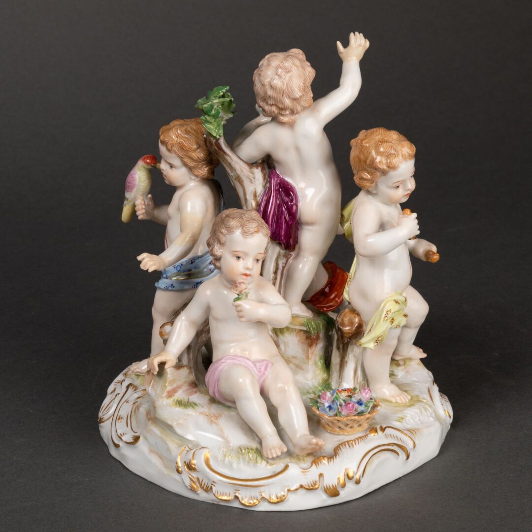 MEISSEN - XIXe siècle Groupe de cinq putti 

Porcelaine émaillée polychromes, re&hellip;