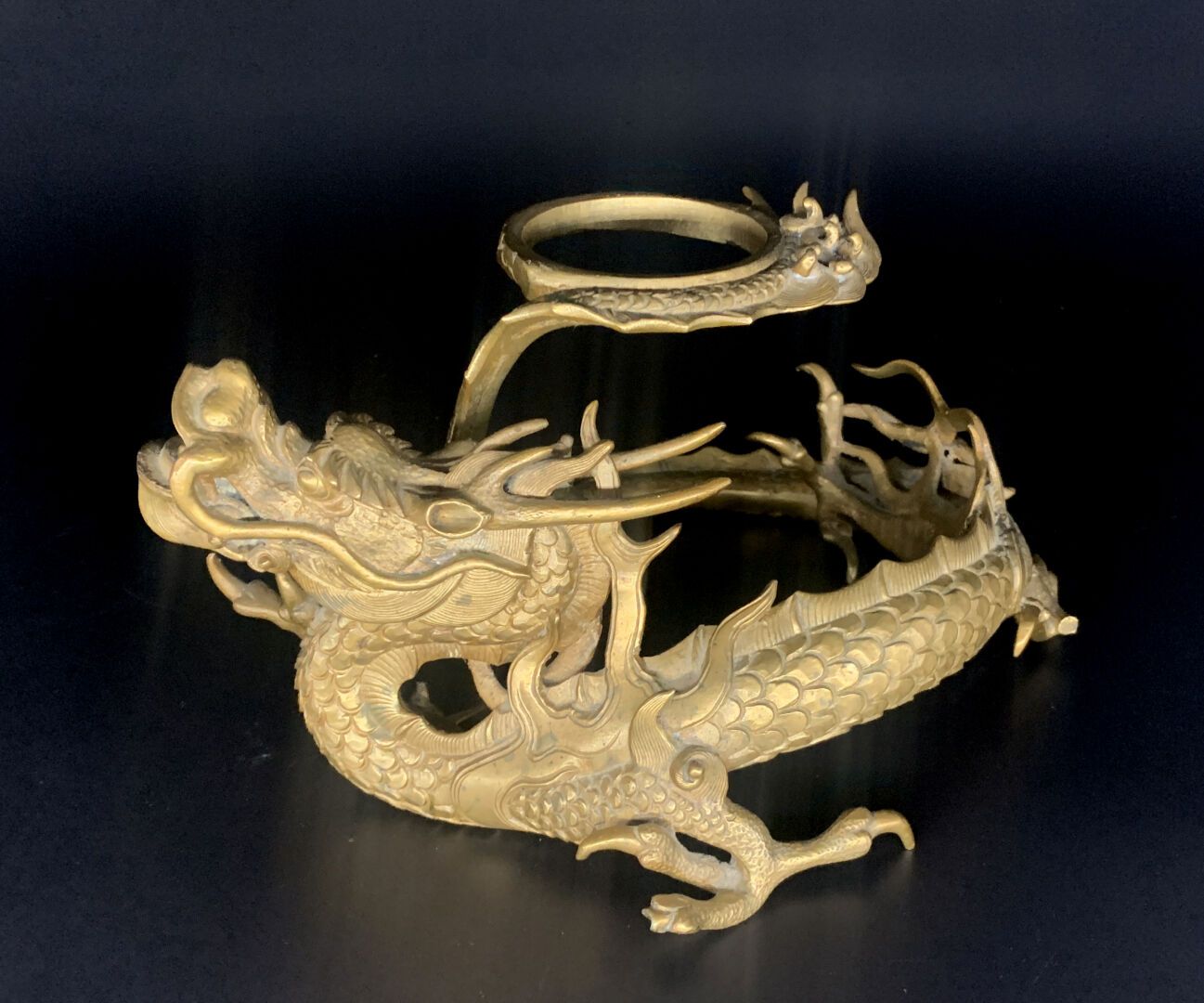 Null MONTURE en forme de dragon lové 

Bronze ciselé et doré 

Travail vers 1880&hellip;