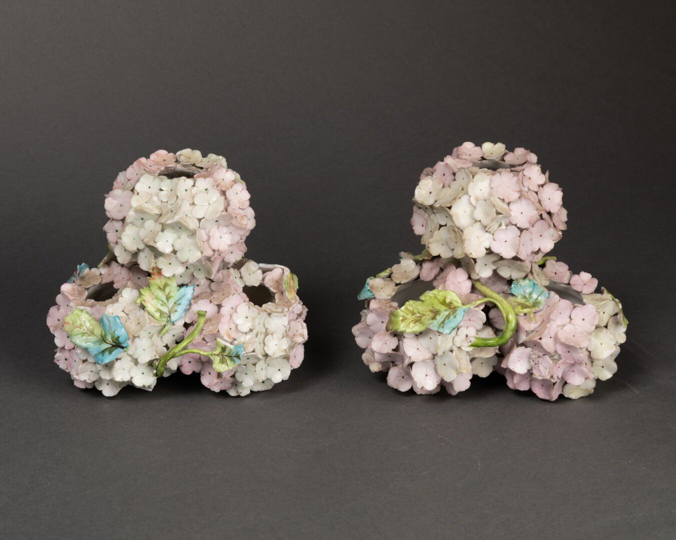 Meissen, attribué à Paire de trois PIQUE-FLEURS "snowball' 

Le décor floral en &hellip;