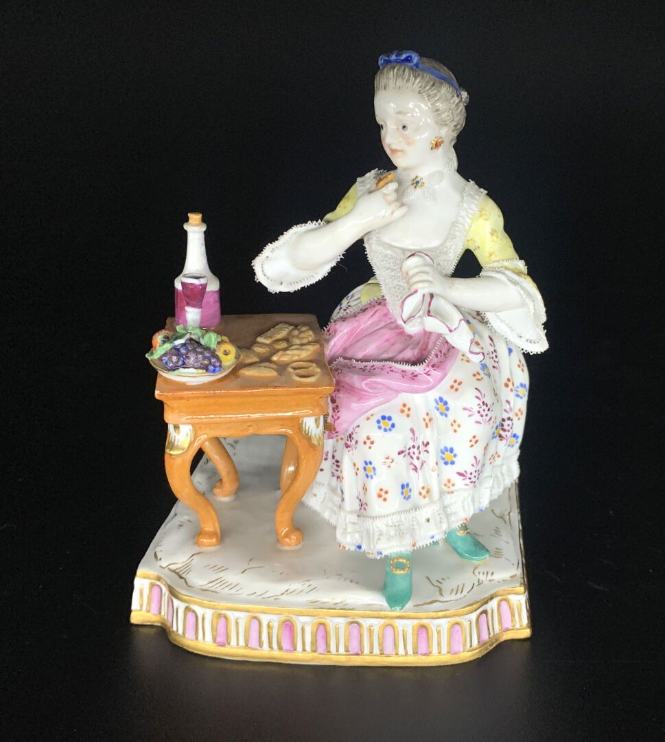 MEISSEN Femme au déjeuner 

Porcelaine émaillée polychromes 

Marque aux épées c&hellip;