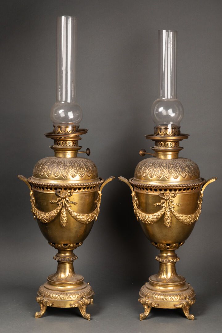 Null Paire de LAMPES à PETROLE de style néoclassique. Elles présentent des motif&hellip;