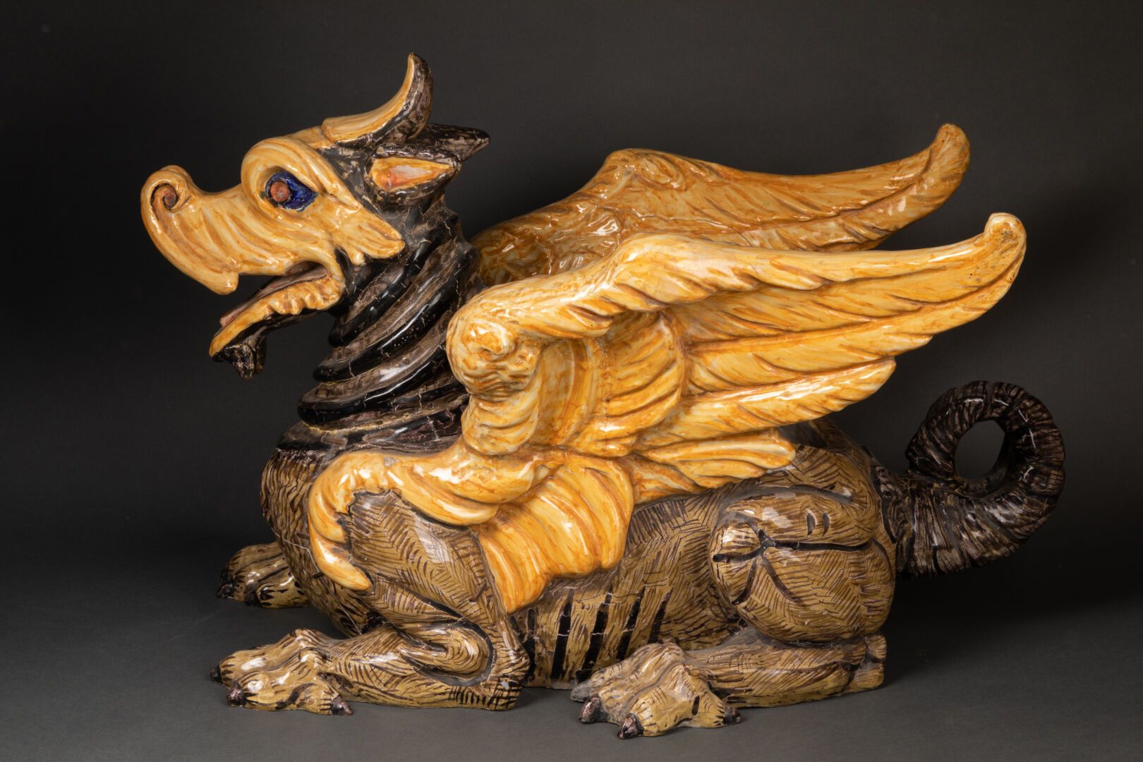 SAINT-CLÉMENT Jardinière en forme de dragon ailé

Faience émaillée polychrome

H&hellip;