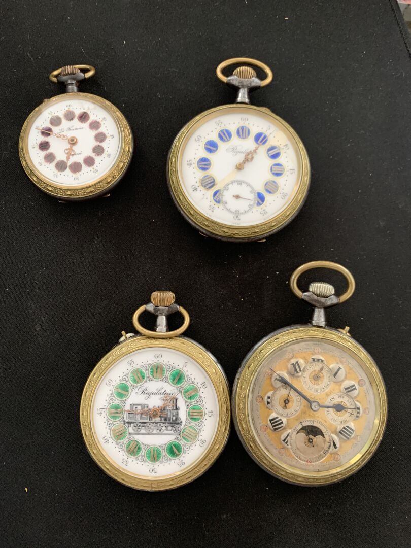 Null Lot de quatre MONTRES de GOUSSET régulateurs 

Métal doré, cadran émaillé