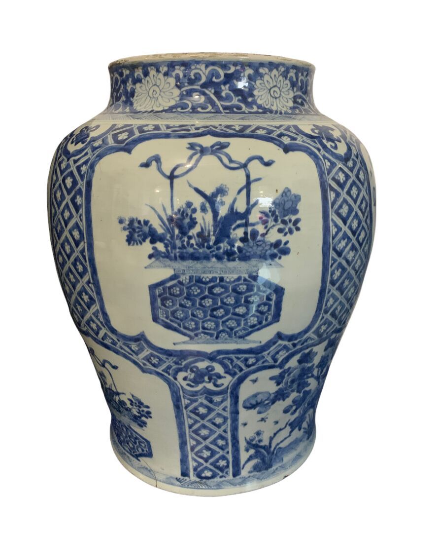 CHINE - Époque KANGXI (1662-1722) POTICHE à décor bleu blanc de vases fleuris da&hellip;