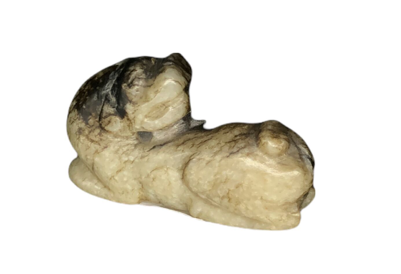 CHINE Petit chien bouddhique 

Jade brun et noir 

H. 2,5 cm, L. 4,5 cm