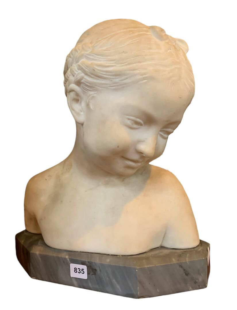 Jean-Baptiste PIGALLE (1714-1785), d'après Buste de petite fille 

Marbre sculpt&hellip;