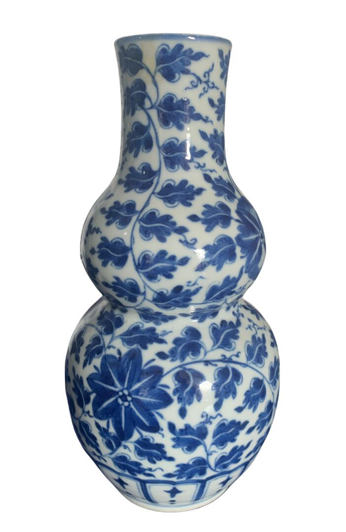 CHINE - XIXe siècle VASE double gourde à décor de rinceaux 

Porcelaine et bleu &hellip;