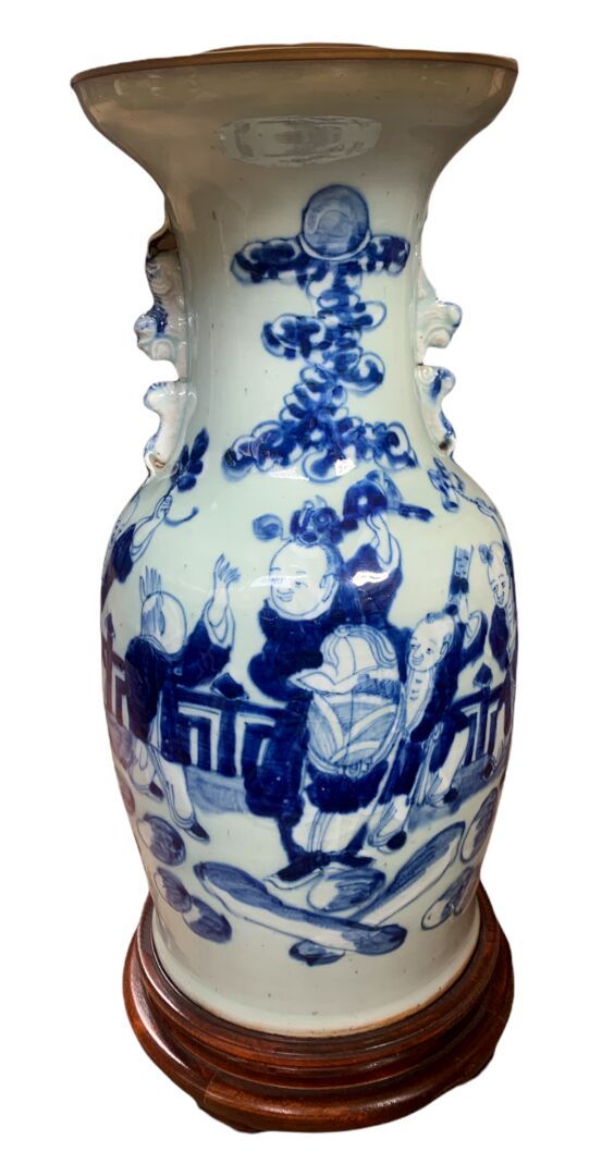 CHINE - XIXe siècle VASE balustre à décor de personnages 

Porcelaine et bleu so&hellip;