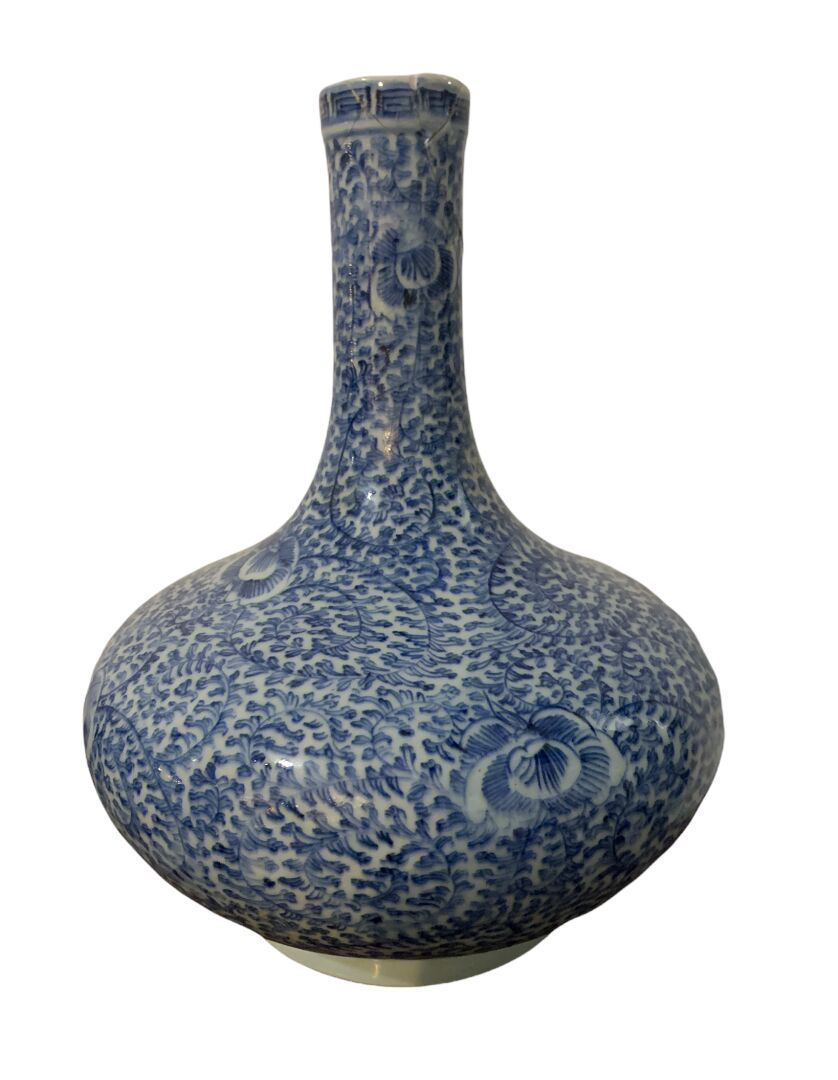 CHINE - Début XXème siècle VASE pansu à décor de rinceaux 

Porcelaine et bleu s&hellip;