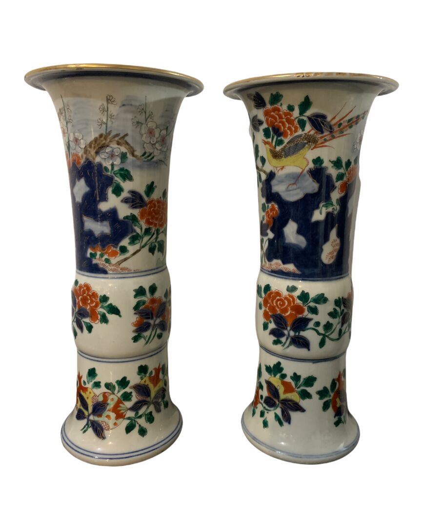 SAMSON - XIXE SIÈCLE Paire de vases Cornet à décor de volatiles dans un paysage &hellip;