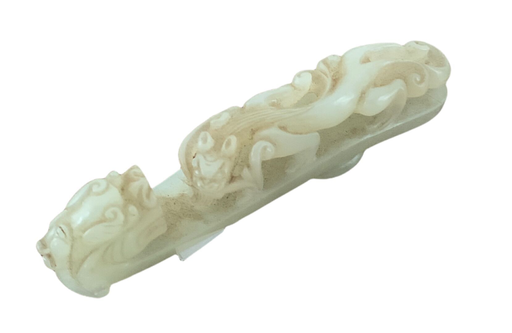 CHINE - Début XXème siècle Fibule à forme de dragon stylisé 

Jade blanc sculpté&hellip;