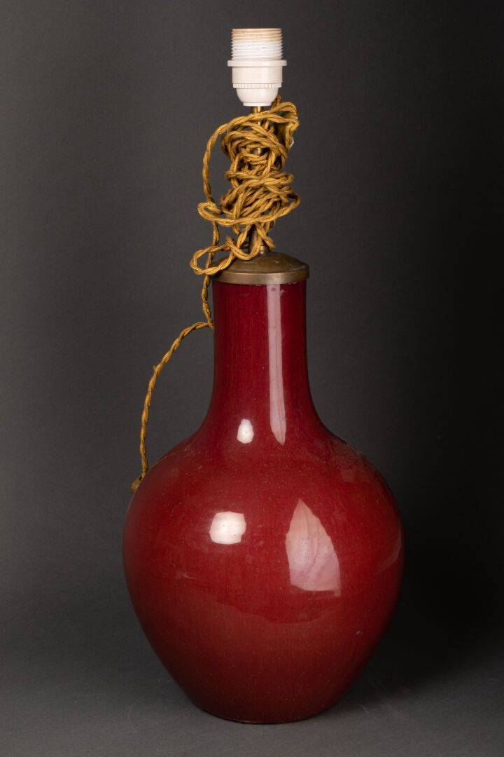 CHINE - XIXème siècle VASE bouteille 

Porcelaine et couverte sang de boeuf 

H.&hellip;