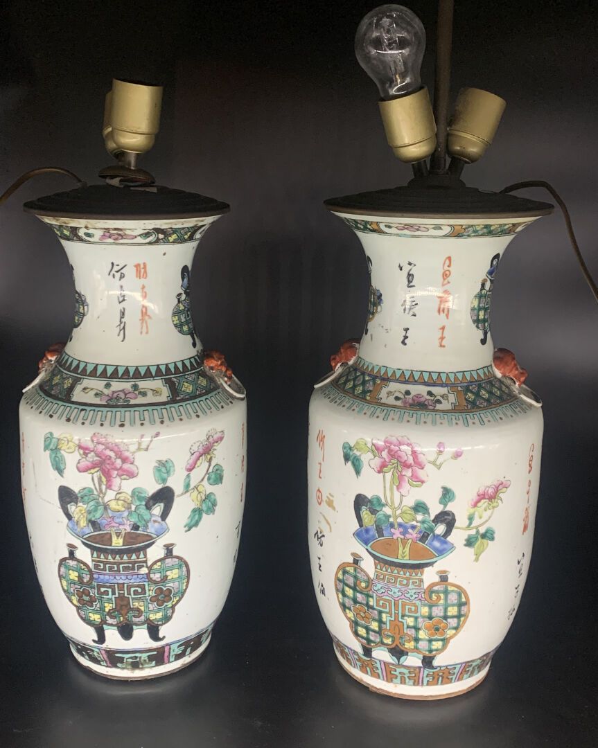 CHINE - Fin XIXe siècle Paire de VASES à décor de vases archaïques fleuries 

Po&hellip;