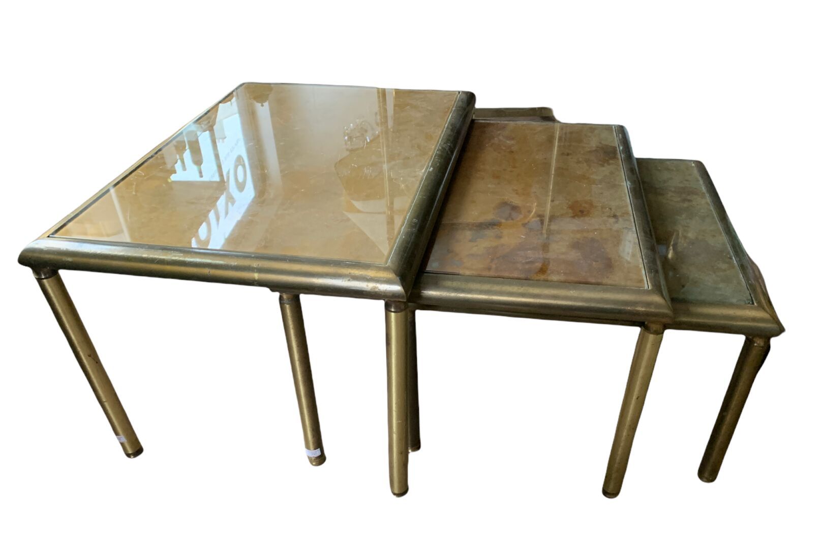 Null SUITE de trois tables gigognes

Le plateau laqué or sous verre, la structur&hellip;