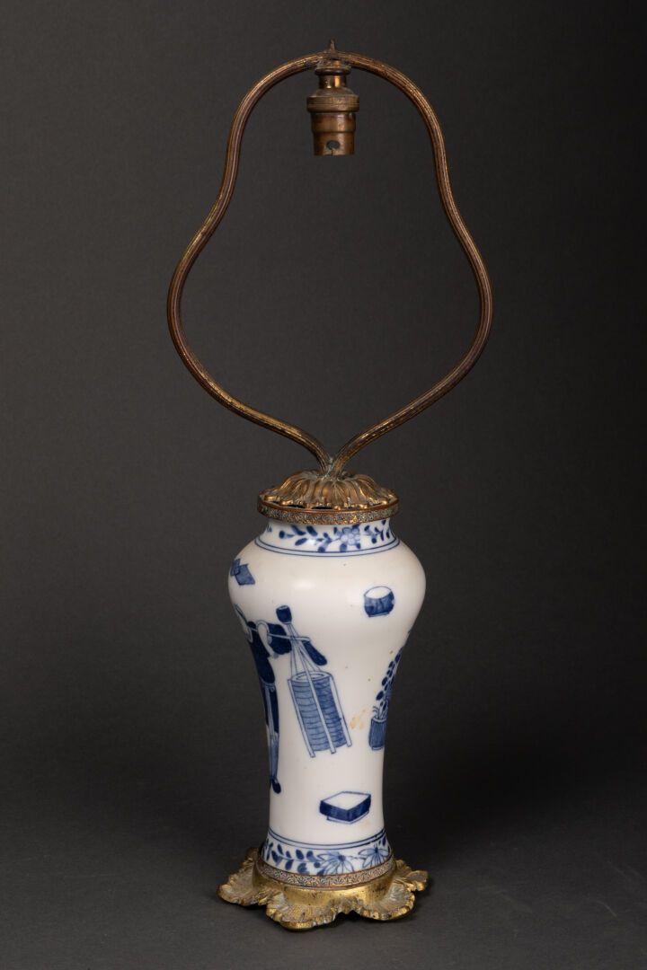 CHINE - XIXème siècle VASE Meiping à décor de paysans 

Porcelaine et bleu sous &hellip;