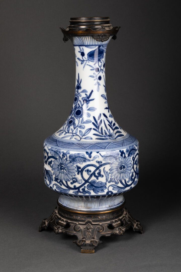CHINE - XIXème siècle VASE bouteille à panse cylindrique et décor de lotus 

Por&hellip;