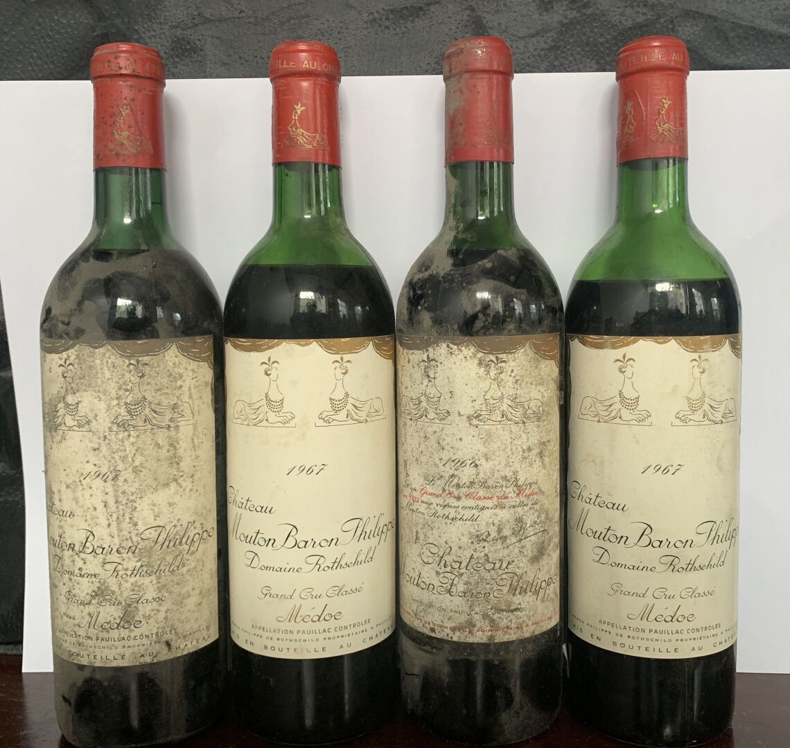 Null 4B Château Mouton Baron Philippe 

Médoc Grand Cru Classé 1966 (x1) et 1967&hellip;