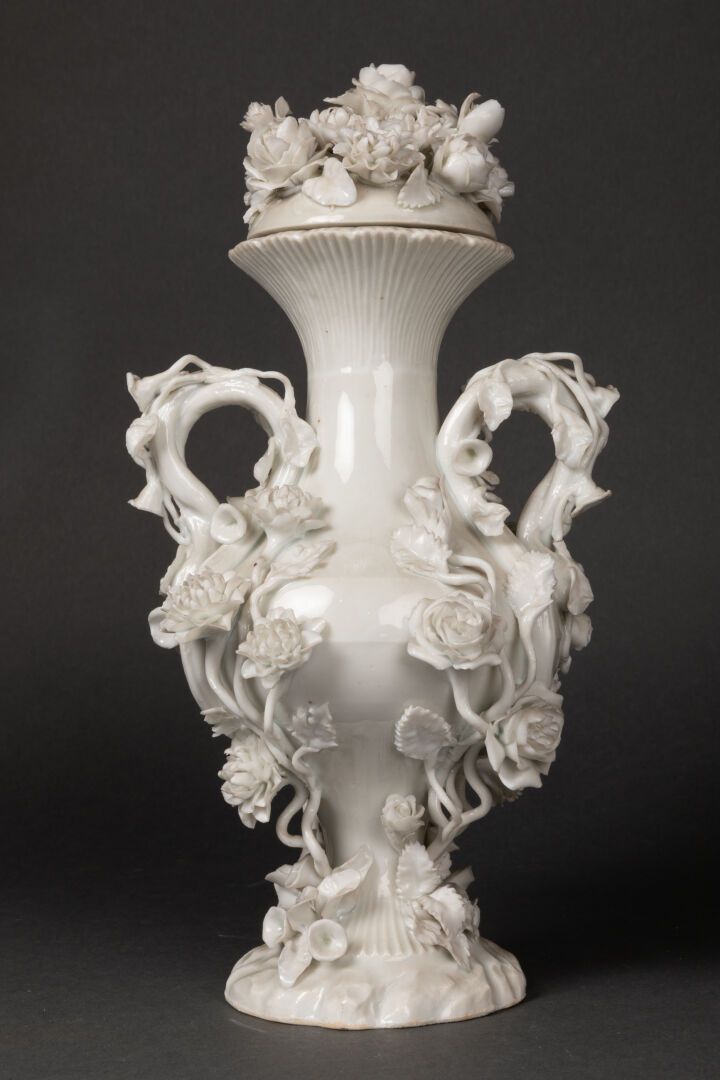CAPODIMONTE, dans le goût de VASE couvert à décor floral en haut relief

Porcela&hellip;