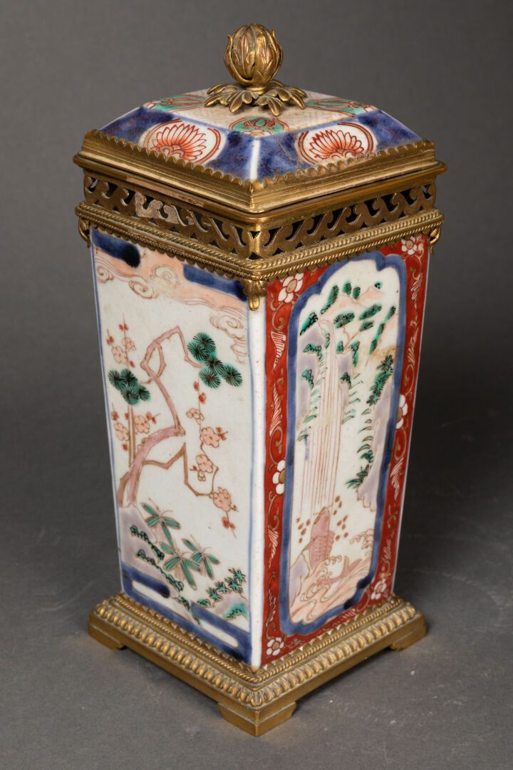 L'ESCALIER de CRISTAL - XIXe siècle POT-POURRI composé d'un vase de section carr&hellip;