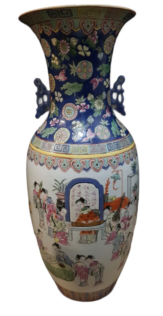CHINE - XIXème siècle Vase BALUSTRE à décor de figures féminines et scènes de pa&hellip;