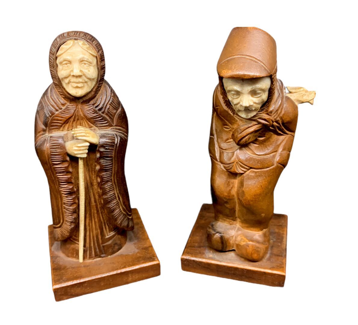 Null Paire de sujets figurant un couple 

Bois et ivoire sculptés 

H. 7 cm