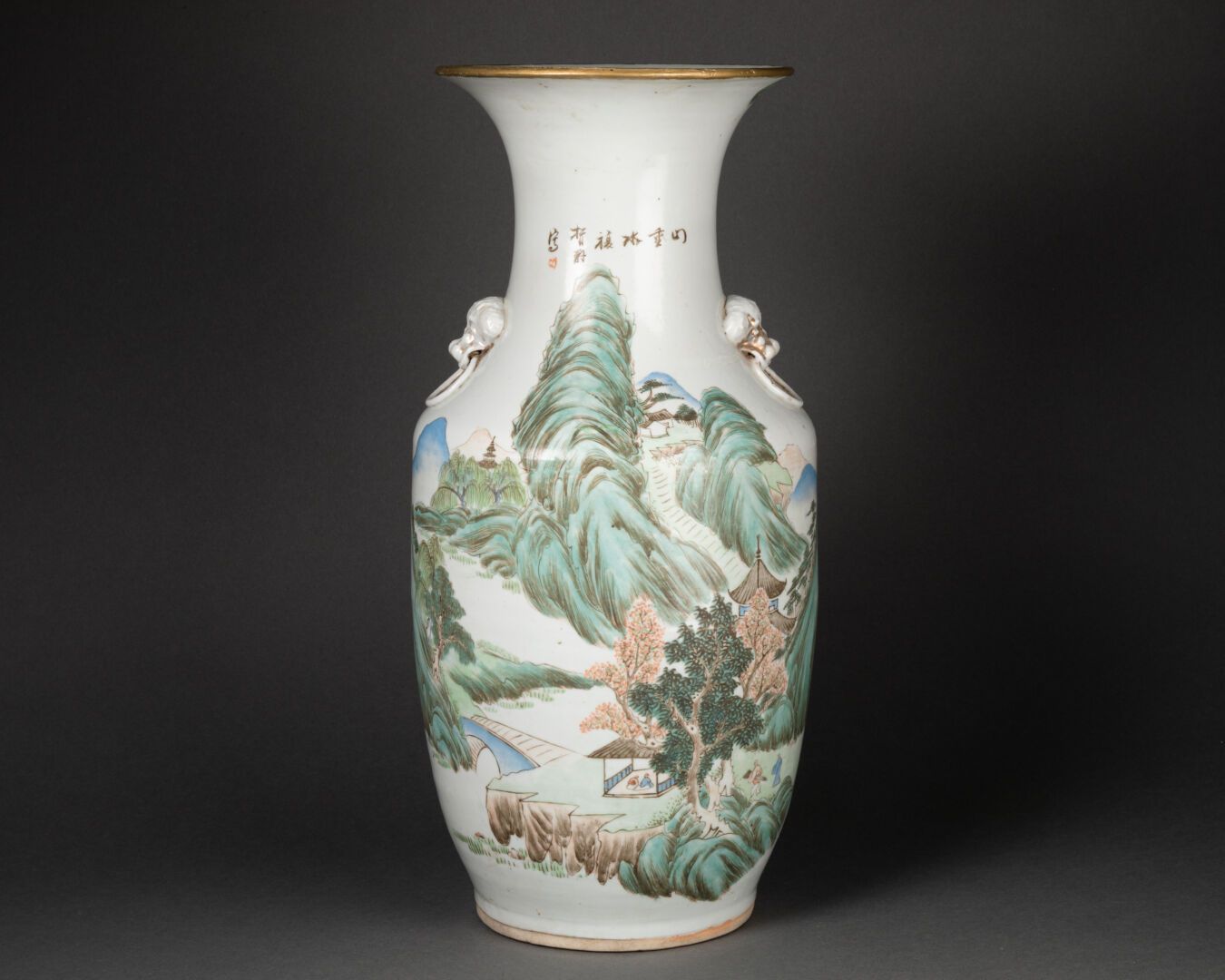 CHINE - Vers 1900 VASE à décor d'un paysage de montagnes 

Porcelaine et émaux p&hellip;