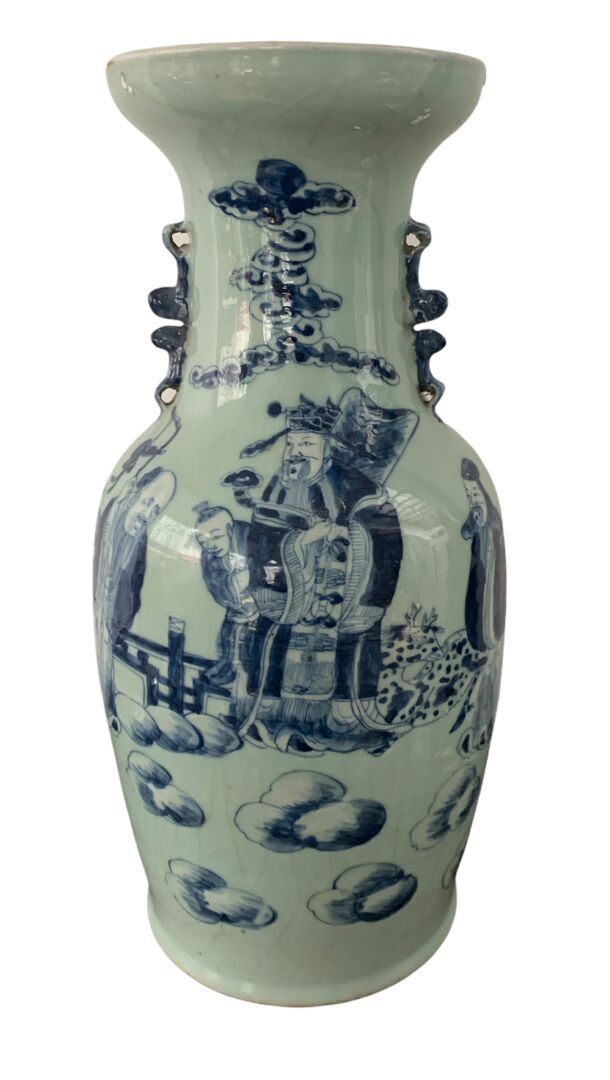 CHINE - XIXème siècle VASE balustre à décor de dignitaires sur fond céladon craq&hellip;