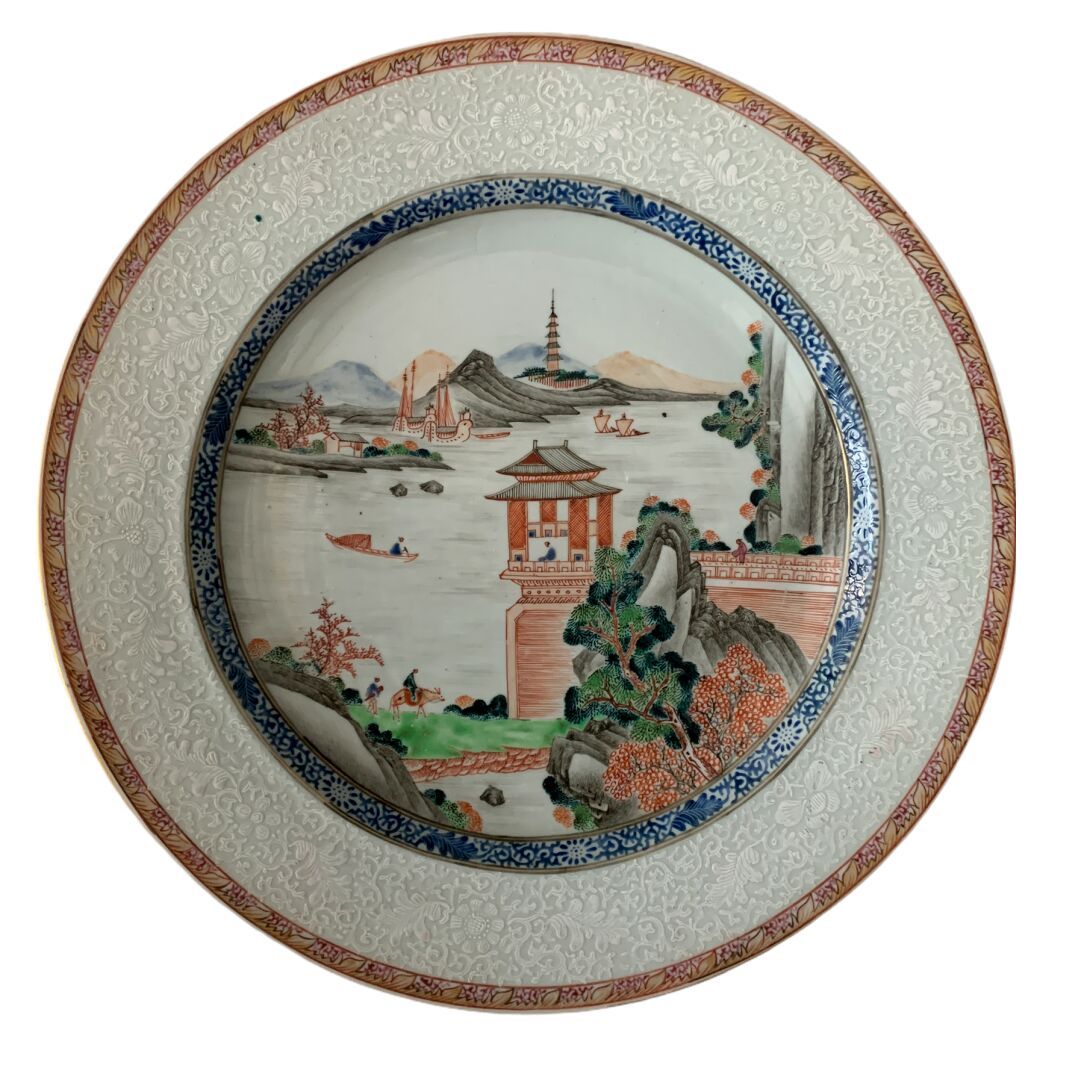 CHINE pour l'OCCIDENT - Epoque KANGXI (1662-1722) Grand PLAT circulaire à décor &hellip;