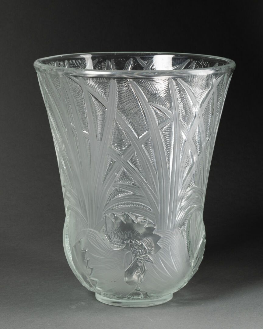 Pierre D'AVESN (1901-1990) VASE évasé à décor de coqs

Verre incolore et partiel&hellip;