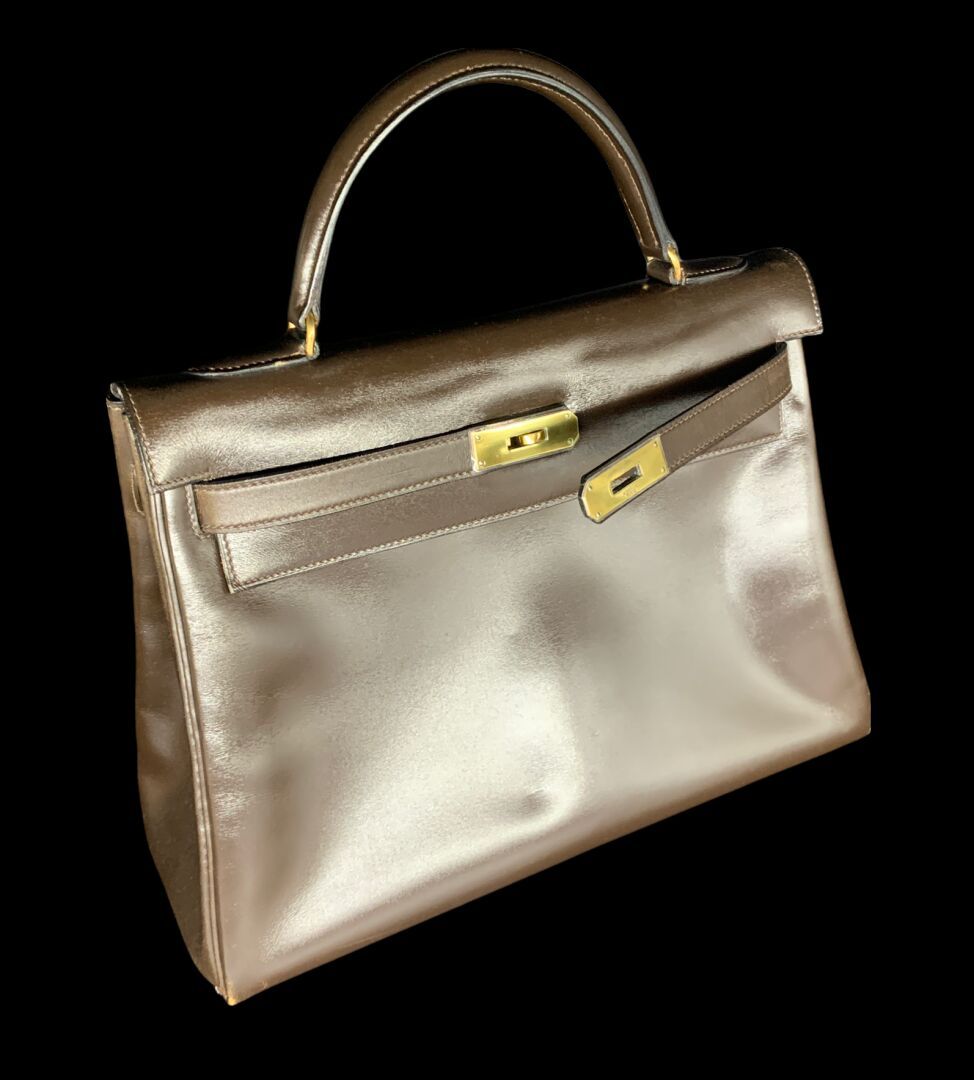 HERMES Paris SAC, modèle "Kelly" 

Box brun, attaches et fermoir en métal doré 
&hellip;