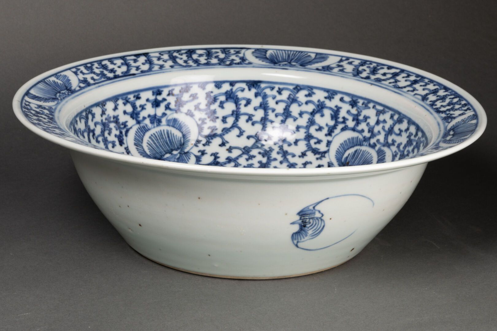 CHINE - XIXe siècle BOL à PUNCH à décor d rinceaux stylisés

Porcelaine et bleu &hellip;
