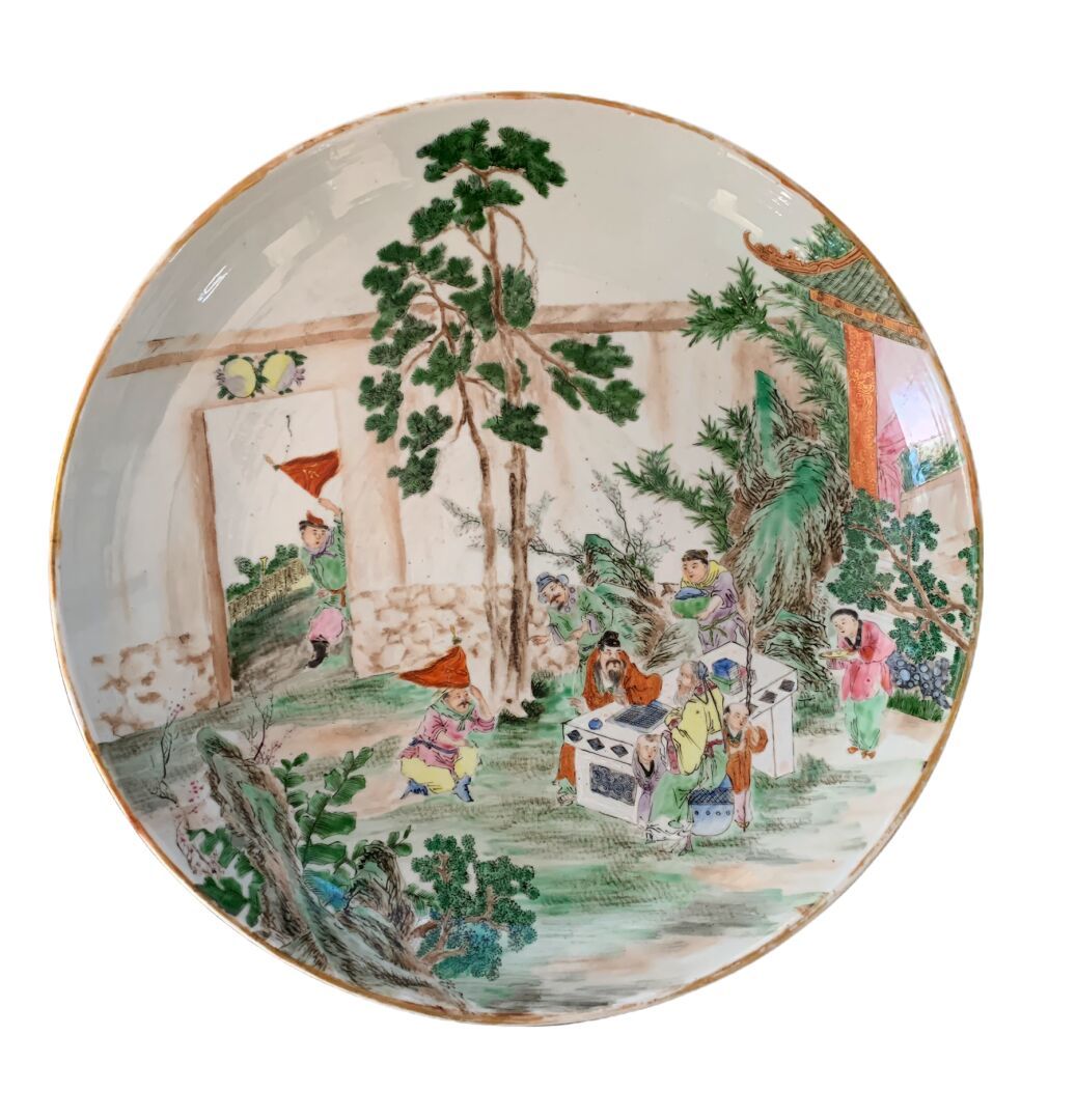 CHINE - XIX siècle PLAT circulaire creux à décor en plein d'une scène de lettrés&hellip;