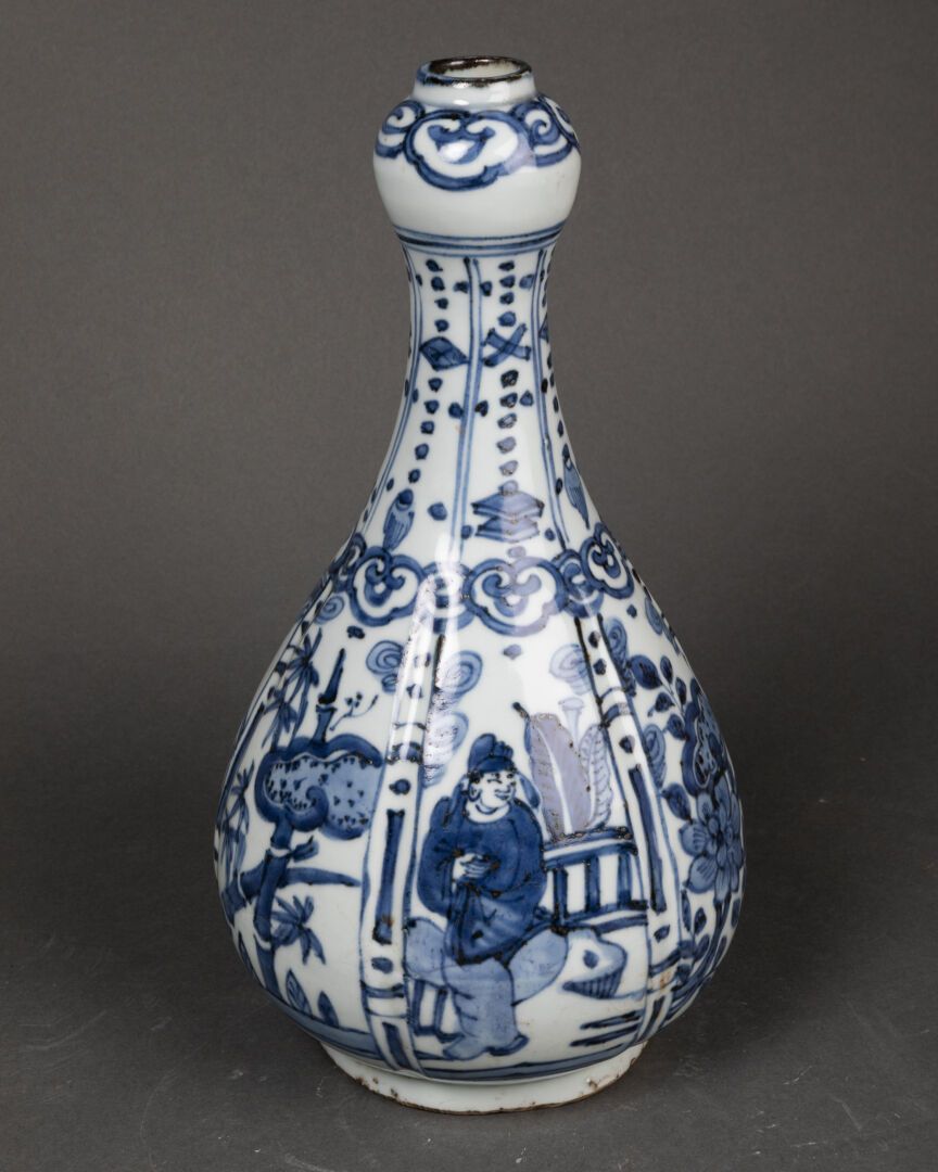 CHINE - Époque WANLI (1573-1620) VASE bouteille à col bulbeux et décor compartim&hellip;