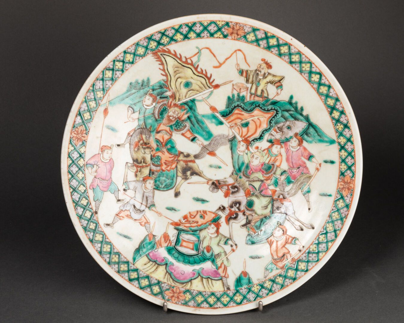 CHINE - XIXème siècle PLAT circulaire à décor d'une scène de guerriers

Porcelai&hellip;