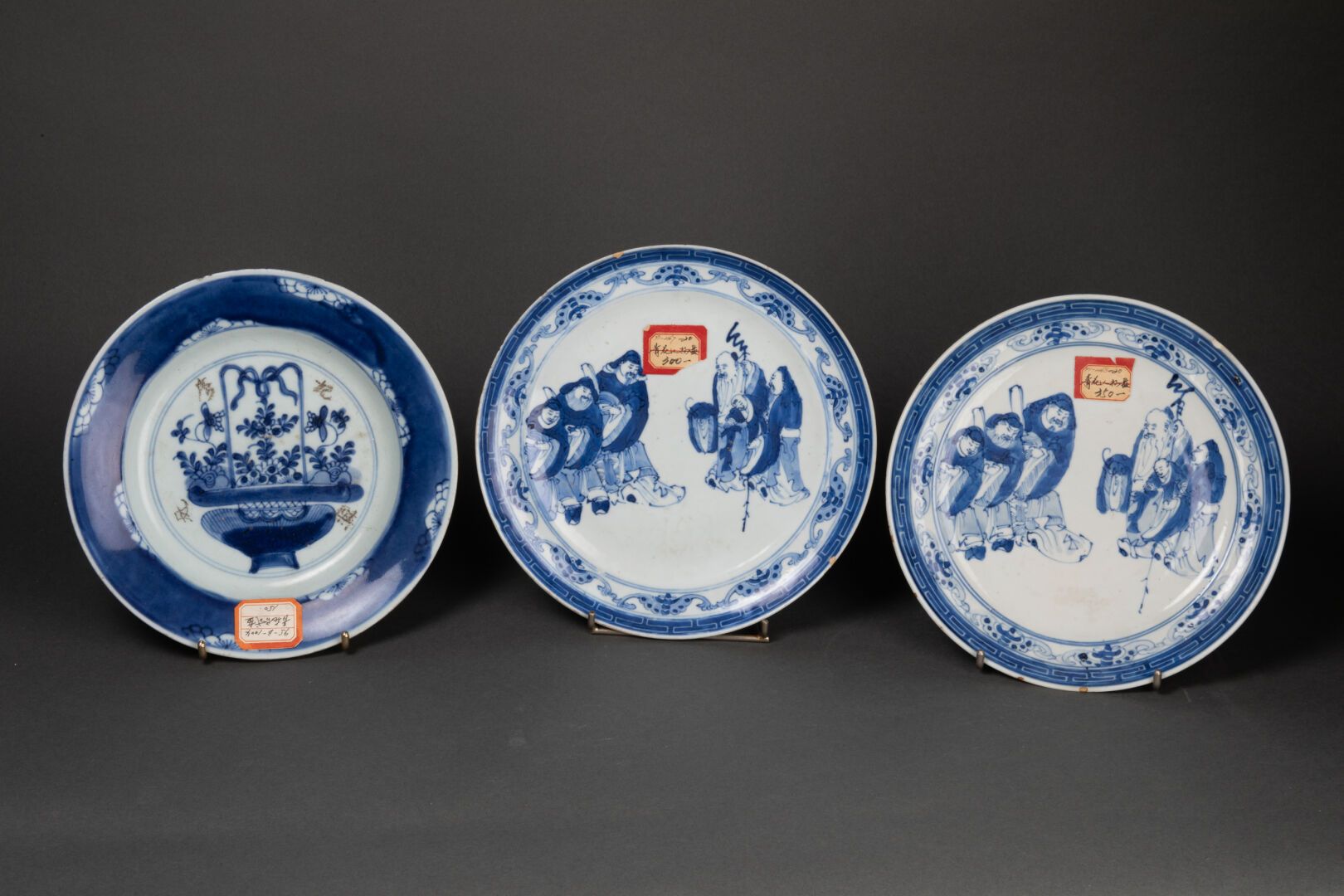 CHINE - XIXe siècle Lot de trois ASSIETTES dont deux du même modèle 

Porcelaine&hellip;
