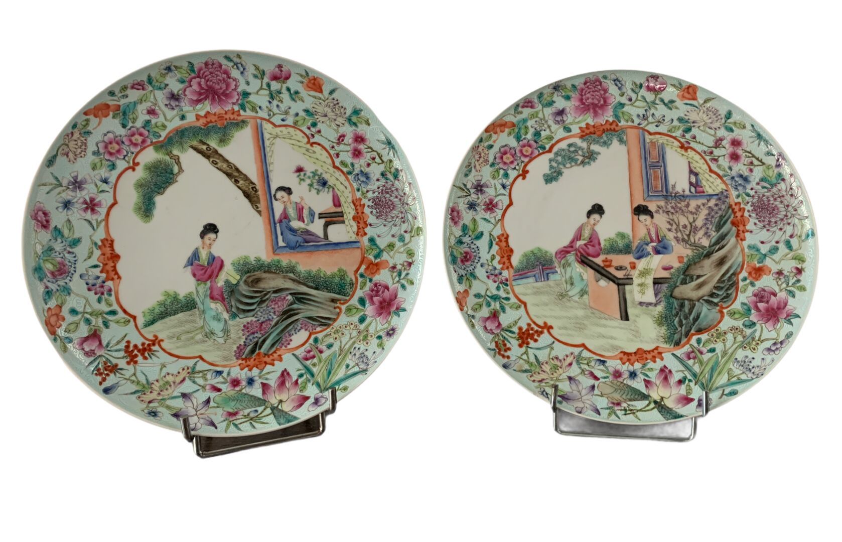 CHINE - XXème siècle Deux ASSIETTES représentant dans un cartouche polylobé dame&hellip;